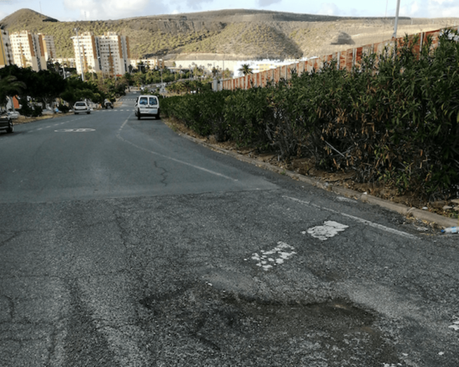 Imagen del bache que provocó la caída (Foto TA)
